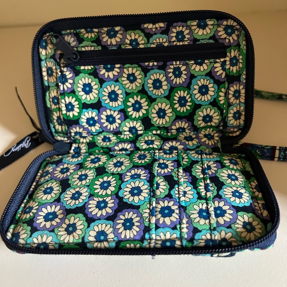 Vera Bradley wristlet, no phone. Great condition.